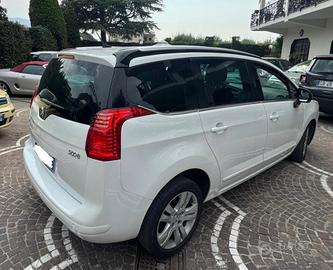 PEUGEOT 5008 1.6 HDi 112CV Allure Camb autom