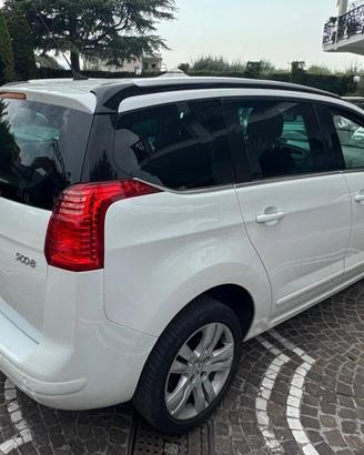 PEUGEOT 5008 1.6 HDi 112CV Allure Camb autom