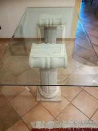 Tavolo in cristallo con capitelli pietra