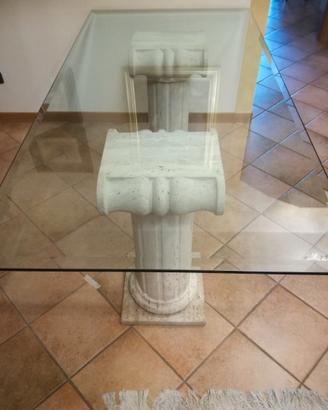 Tavolo in cristallo con capitelli pietra