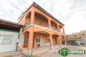 INTERO EDIFICIO CON DUE APPARTAMENTI E DUE NEGOZI