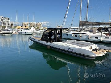 Gommone con motori entrobordo