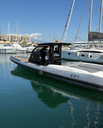 Gommone con motori entrobordo