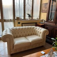 Coppia divani chesterfield bianchi pelle