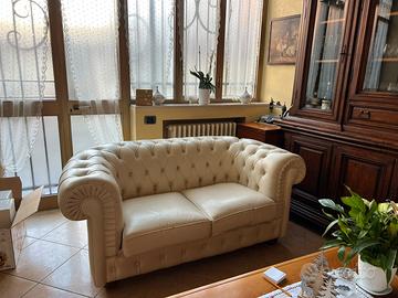 Coppia divani chesterfield bianchi pelle