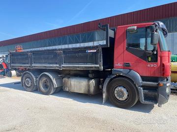 IVECO STRALIS CON CASSONE RIBALT.TRILATER. ANNO