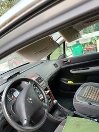 autovettura Peugeot 