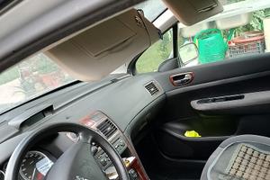 autovettura Peugeot 
