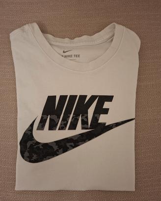 T-shirt Nike bianca con un design moderno