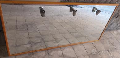 Specchio con cornice in legno e faretti 