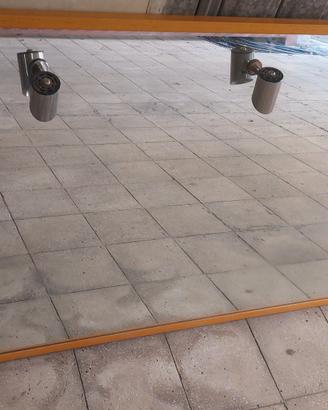 Specchio con cornice in legno e faretti 