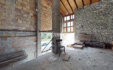 PORZIONE DI CASA CON STALLA