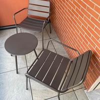 Arredo balcone-giardino: tavolino e due sedie