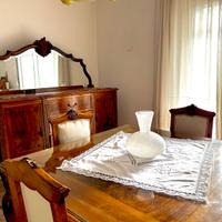 Tavolo di legno e sei sedie