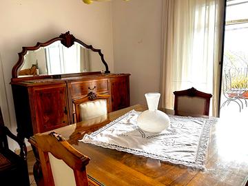 Tavolo di legno e sei sedie