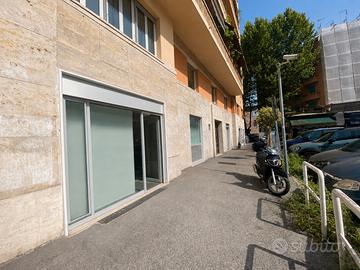Piazza vescovio - locale commerciale