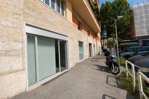Piazza vescovio - locale commerciale