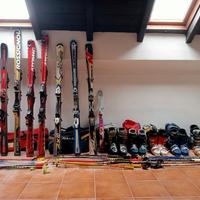 Lotto svuota cantina di scii, scarponi e bastoni