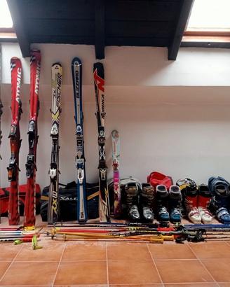 Lotto svuota cantina di scii, scarponi e bastoni