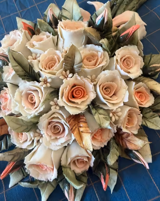 Bouchet di rose in porcellana di Capodimonte