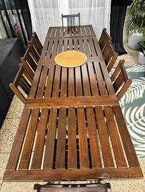 Tavolo e sedie da giardino più accessori in legno.