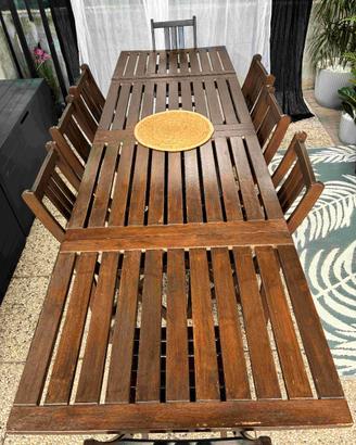 Tavolo e sedie da giardino più accessori in legno.