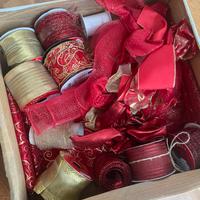 Nastri oro e rossi natale