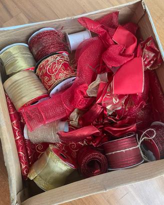 Nastri oro e rossi natale