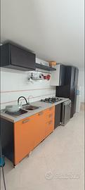 cucina completa di frigo