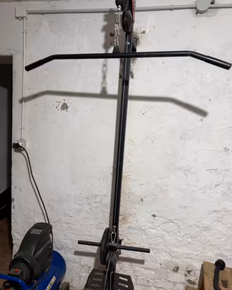 Lat machine con cavo basso