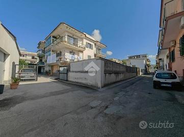 4 LOCALI A POZZUOLI