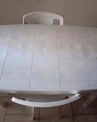 Tavolo in plastica e 4 sedie