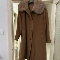 Cappotto donna. Collo in vera pelliccia di volpe