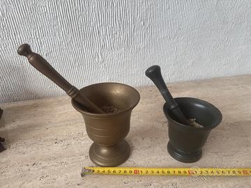 Mortai antichi in ottone con pestello. Vintage