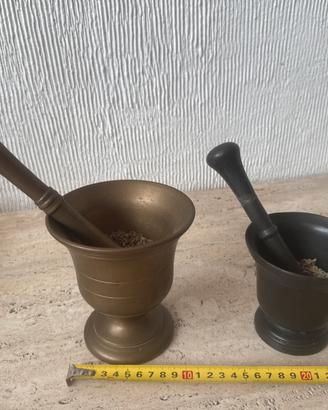 Mortai antichi in ottone con pestello. Vintage