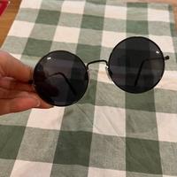 Occhiali da sole modello retró