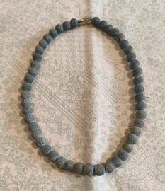 collana in pietra lavica vulcanica 