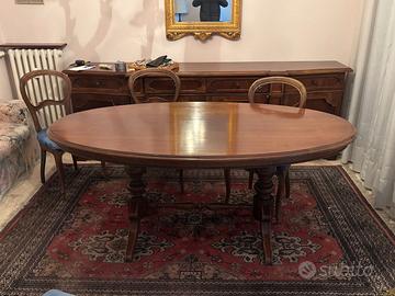 Tavolo ovale classico in legno massiccio