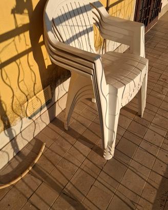 Tavolo  e 4 sedie da giardino plastica bianca.