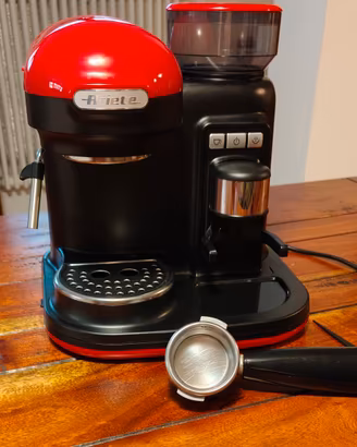 Macchina da caffè espresso con macinacaffè Moderna