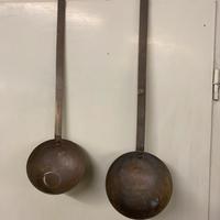 Mestoli vecchi in ottone