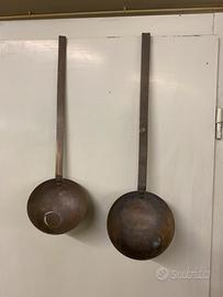 Mestoli vecchi in ottone