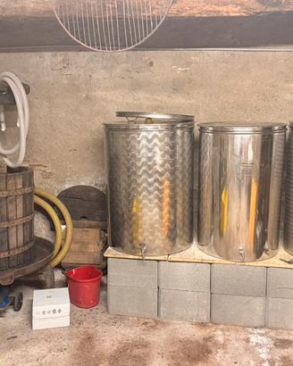Attrezzatura vino/cantina botti inox deraspatrice