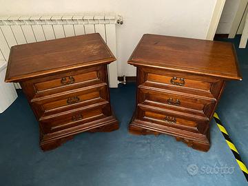 Coppia comodini in legno massello stile classico –