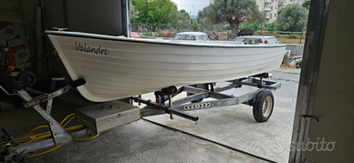 Barca cantiere dello stretto e carrello