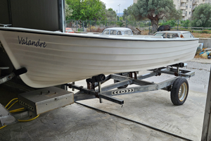 Barca cantiere dello stretto e carrello