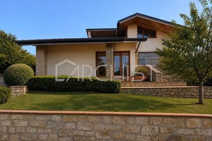 Villa di 184 m² con più di 5 locali a Montale