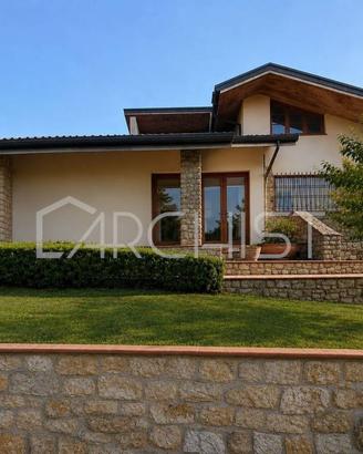 Villa di 184 m² con più di 5 locali a Montale