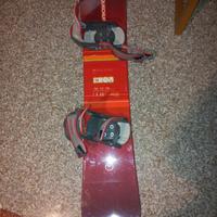 tavola da snowboard e scarponi 