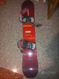 tavola da snowboard e scarponi 